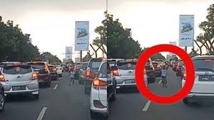 2) perihal perjalanan di jalan dan sebagainya (kata nomina (kata benda)) contoh: Budak Jadi Polis Trafik Bantu Ambulans Redah Kesesakan Lalu Lintas