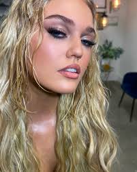 Isabelle Mcpherson's Instagram, Twitter & Facebook