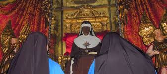 L'interno solenne è a tre navate con resti degli edifici precedenti. Santa Caterina Da Bologna