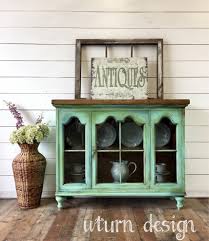 Learn how to paint furniture in the farmhouse style here. Hand Painted Furniture Is All The Rave 100 Ideas And Tips Decor Tango