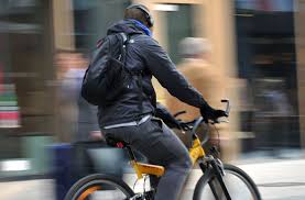 Unfall In Stuttgart Vaihingen Kopfhorer Kabel In Speiche Verheddert Radfahrer Sturzt Schwer Stuttgart Stuttgarter Zeitung