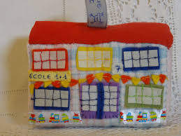 Jouet Traditionnel Ou Decoration De Noel La Maison Miniature En Tissus N 7 L Ecole Jeux Jouets Par La Fabriqu Jouets Traditionnels Decoration Noel Jouet