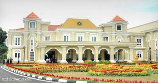 Menurut beliau, islam bertapak di pahang hampir seratus tahun lebih awal. Lembaran Sejarah Kesultanan Terengganu Kata Malaysia