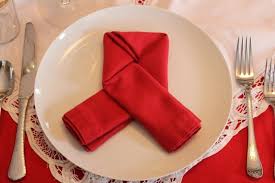 Ajoutez une fleur pour créer un sentiment de confort et intimité. Pliage De Serviette Pour Noel Idees Et Conseils Archzine Fr