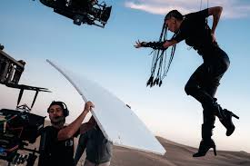 Я не подержу на руках мы как бестселлер что не достать я открываю твои миры когда тебя пробирает от высоты ты падай я рядом со стороны всем. Kiberpank Posredi Pustyni Smotrite Novyj Klip Maksa Barskih I Zivert Bestseller L Officiel