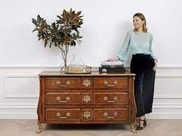 It is adorned with ovals, arches, applied medallions, wreaths, garlands, urns and other victorian flourishes. How To Decorate With Antiques In A Modern Style Home The Interiors Addict