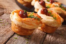 Tagliate a fette abbastanza sottili la mozzarella. Wurstel Scarlino