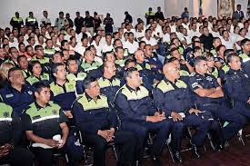 La grabación se hizo viran en las redes sociales porque muestra a los uniformados en pleno horario de servicio, a bordo de la unidad. Ecatepec Necesita Mas De 8 Mil Policias