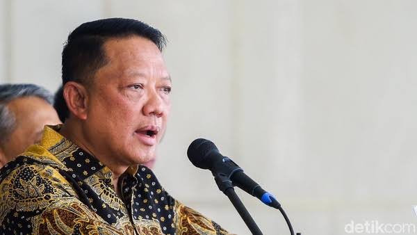 Dr. Febrie Adriansyah, S.H., M.H. saat memberikan keterangan pers terkait penanganan kasus korupsi kakap., buatan AI