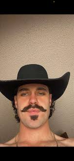 ALL THE RED FLAGS!! IF YOU MATCH WITH HIM ON ANY DATING PLATFORM RUN AS FAR  AWAY AS POSSIBLE...CHEATED ON HIS WIFE AND HAD A BABY WITH ME, WILL TELL  YOU WHAT