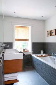 karwei de donkere tegels het frisse witte stucwerk en het hout creeren een warme tijdloze badkamer binnenkijker badkamer stucen badkamer droombadkamers