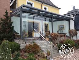 Das Wohnzimmer Einfach Bis Auf Die Terrasse Vergrossern Mit Einem Komplett Geschlossenen Terrassendach Und Glas Stegplatten Uberdachung Terrasse Terrassendach