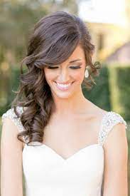 Brautjungfern Frisuren 25 Elegante Und Moderne Ideen Brautjungfern Frisuren Frisur Hochzeit Seitliche Frisuren