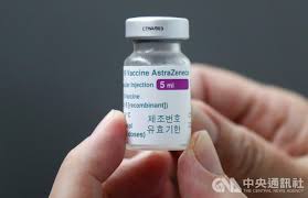 麻腮风三联疫苗（英語：measles mumps and rubella vaccine, mmr），港澳台译为麻疹腮腺炎德國麻疹混合疫苗，，大陆简稱麻腮风疫苗，是预防麻疹、腮腺炎、风疹（德國麻疹）的疫苗，由三種疾病病毒的活性減毒性病毒混合而成，是以注射的方式施打疫苗。 O9qeoyt4m6g5lm