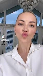 Lindsey Compton's Instagram, Twitter & Facebook