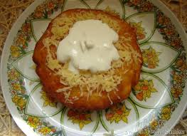 Który langosz jest smaczniejszy, z ziemniakami czy bez, zapraszam do wypróbowania klasycznego przepisu: Langosze Wegierskie Placki Przepisy Jak Zrobic Smaker Pl