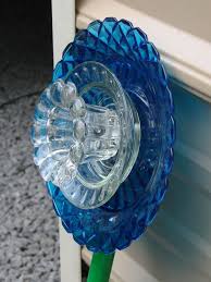 I love to repurposed lovely vintage glass, because there is still beauty in them to be enjoyed. 20 Upcycled Garden Glass Flowers Made Of Old Plates