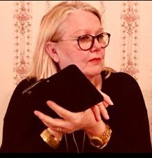 Losing a bond with fake people is such a blessing 😊