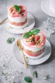 Rhabarbertiramisu Mit Quarkcreme Und Selbst Gemachten Loffelbiskuits Rhabarbertiramisu Rezepte Einfacher Nachtisch