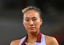 Zheng Qinwen, medallista de oro olímpico y del Abierto de Francia, regresa  a su posición de privilegio y derrota a dos jugadores rusos en la primera  ronda