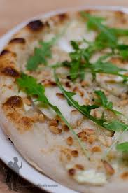 Et Oui C Est Le Debut Du Week End Place A Une Nouvelle Pizza Blanche Cette Fois Ci Au Chevre Et Aux Pignons Recettes De Cuisine Pizza Blanche Alimentation