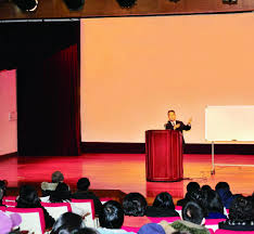 노스웨스턴 대학 역사학 교수 에이미 스탠리, 싱가포르 국립 대학 역사학부 조교수 사야카 카타니 등 다섯 명의 역사학자들은 논문의 부정확성을 지적하며 '논문 철회'를 요구하기도 했다. ì›¹ì§„