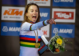 Annemiek van vleuten denkt dat ze de olympische titel won maar komt er na de finish achter dat er nog iemand voor haar reed. Ik Weet Hoe Mooi Het Is Om In De Regenboogtrui Te Rijden Wielrennen Ad Nl