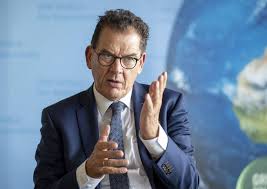 German federal minister gerd muller visits african union. Entwicklungsminister Muller Zu Covax Lieferkettengesetz Und Csu