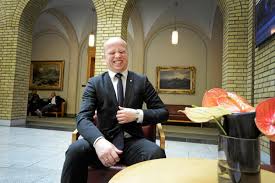 2005'ten beri hedmark milletvekili, 2014'ten beri merkez partisi'nin lideri ve 2012'den 2013'e kadar. Trygve Slagsvold Vedum Fra Potet Til Profet Nationen