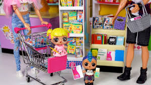 Compra ese nuevo par de zapatos que ¡escoge un carrito, llena bolsas de papel, y sal de compras ya! Munecas Lol Compran Nuevos Utiles Escolares Jugando Con El Supermecado Youtube