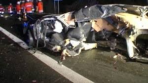 Genau wie der rettungsgasse bei zwei und dreispurigen autobahnen wird jetzt auch die rettungsgasse bei vier spuren gebildet. Crash Auf Der Autobahn So Verhalten Sie Sich Richtig Leben Wissen Bild De