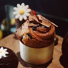 Gouter La Nouvelle Version De Notre Brioche Feuilletee Au Chocolat Avec Son Genereux Coeur Coulant Au Chocolat Valrhona Guanaja E Food Desserts Pudding
