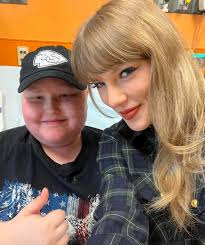 Taylor Swift made a surprise visit to Children's Mercy Hospital in Kansas  City after wrapping up her record-breaking Eras Tour! 🥰😊 On the eve of  her birthday