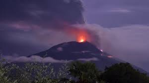 Ring of fire yang membentang dari samudra atlantik hingga mediterania dan mengelilingi indonesia adalah lokasi yang dihuni oleh gunung berapi aktif. Kenapa Di Indonesia Banyak Gunung Meletus Yang Harus Disiapkan Tirto Id
