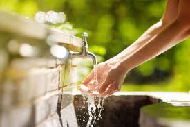 Le poids est légèrement supérieur à celui de l'eau normale et elle gèle déjà à la température de quatre degrés celsius. Les Eaux Que L On Peut Boire Eau Du Robinet Eau De Source Etc