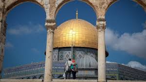 La situazione nella moschea di al aqsa è critica, le porte sono chiuse, l'idf sta assediando la moschea e sta usando armi letali e granate contro la folla, inclusi i minorenni. Saudis Tempelberg Und Al Aqsa Fur Den Islam Nicht Wichtig Israel Heute