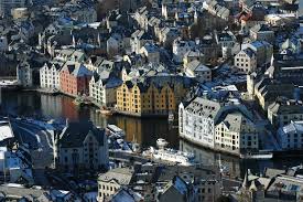 Löydä halvat lennot kohteeseen ålesund tarjouslentojen hintakalenterista ja tee varaus jo tänään! Meine Lieblingsstadt Im Norden Alesund Mit Kind Im Rucksack