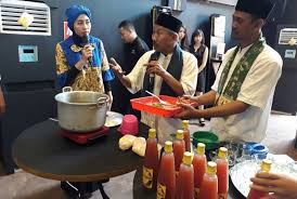 Pada masa itu, orang belanda sangat gemar minum bir. Cara Agar Bir Pletok Tetap Dicari Hingga Kini Republika Online