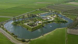 De nieuwe hollandse waterlinie (nhw) is een belangrijke verdedigingslinie uit de nederlandse geschiedenis. Nieuwe Hollandse Waterlinie Stapje Dichter Bij Werelderfgoedstatus Nos