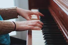 Hallo, gibt es eine internetseite wo man klavier oder keyboard/pianostücke (z.b.: Piano Blog Von Skoove Tipps Zum Klavierlernen