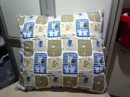 Apabila anda membuat sarung bantal untuk tujuan dekoratif, kain yang anda pilih tidak harus lembut atau mudah dicuci. Membuat Sarung Bantal Pakai Setrika The House We Called Ours