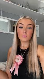 Mia Winn's Instagram, Twitter & Facebook