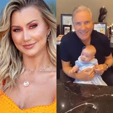 Ana Paula Siebert flagra Vicky 'trabalhando' com Roberto Justus