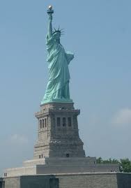 Statuia libertatii sau libertatea luminand lumea a fost un dar de la francezi pentru a sarbatori centenarul statelor unite. Statuia LibertÄƒÅ£ii Din New York EvacuatÄƒ In Urma Unei False AmeninÅ£Äƒri Cu BombÄƒ 25 04 2015 Bursa Ro