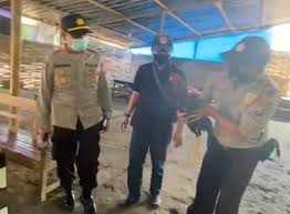 Scopri ricette, idee per la casa, consigli di stile e altre idee da provare. Penggerebekan Lokasi Sabung Ayam Di Batangsaren Kauman Diduga Bocor Polisi Tak Temukan Aktivitas Klikjatim Com