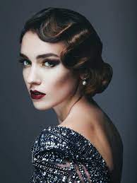 From Bobs To Finger Waves To Flapper Feathers No Looks Epitomized Glitz And Glamour Quite Like 1920s Hairstyles Al Flapper Hair Finger Wave Hair Hair Waves