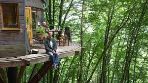 Découvrez nos cabanes dans les arbres ou sur l'eau pour vos nuits en amoureux, en famille ou entre amis. Doubs Il Vit Dans Une Cabane Dans Un Arbre Et Fait Tout Pour La Sauver