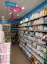 Le Mobilier Lineaire La Configuration Des Murs Et La Surface Restreinte De Cette Pharmacie Ont Porte Le Choix Du M Pharmacie Agencement Pharmacie Parapharmacie