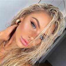 Some of the best shades to try are gray, violet, blue and brown. 67 Nove Skvele Ucesy Natural Makeup Looks Hair Makeup Hair Beauty