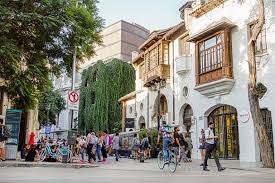 The lastarria neighbourhood is found in the centre of santiago, opposite the santa lucia hill, and has a fabulous selection of cafés, restaurants, and bars.from quirky cocktail bars, to craft beer joints, to the famed wine bar bocanariz, there's something for everyone, whatever your tipple. Stadtviertel In Santiago Barrio Lastarria Chileando